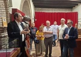 Juan del Arco explica en qué consiste la exposición en presencia, entre otras personas, del delegado de Cultura, José Ayala,