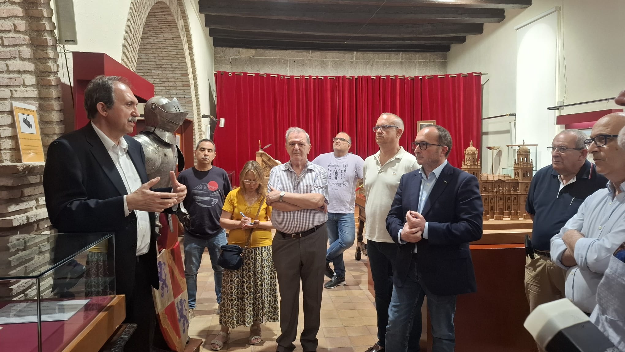 Juan del Arco explica en qué consiste la exposición en presencia, entre otras personas, del delegado de Cultura, José Ayala,