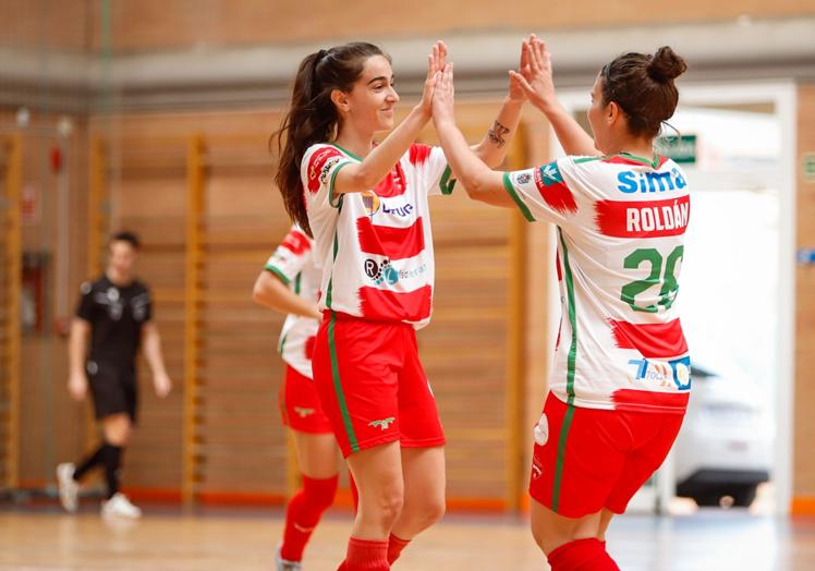 Dos jugadoras del Detugra celebran la consecución de un gol en un partido.