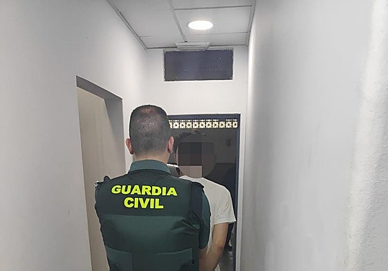 Unos narcos agreden a unos guardias civiles y les cierran el paso con el coche cuando iban a detenerlos.