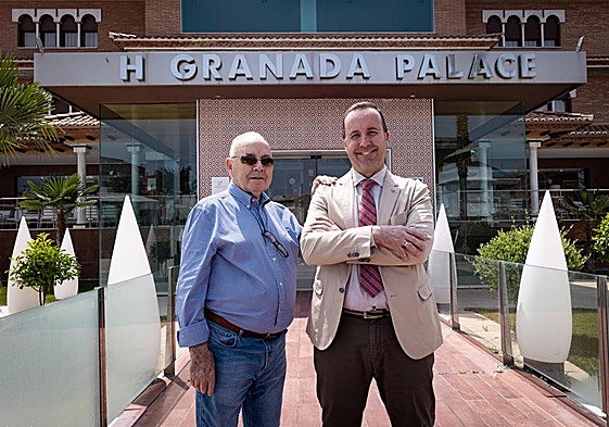 Gregorio López y GregorioLópez Arquelladas, delante del hotel.