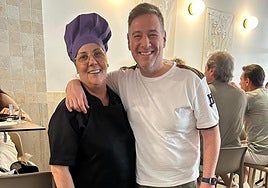 Carlos Latre junto a una trabajadora de El Pescaíto de Carmela.