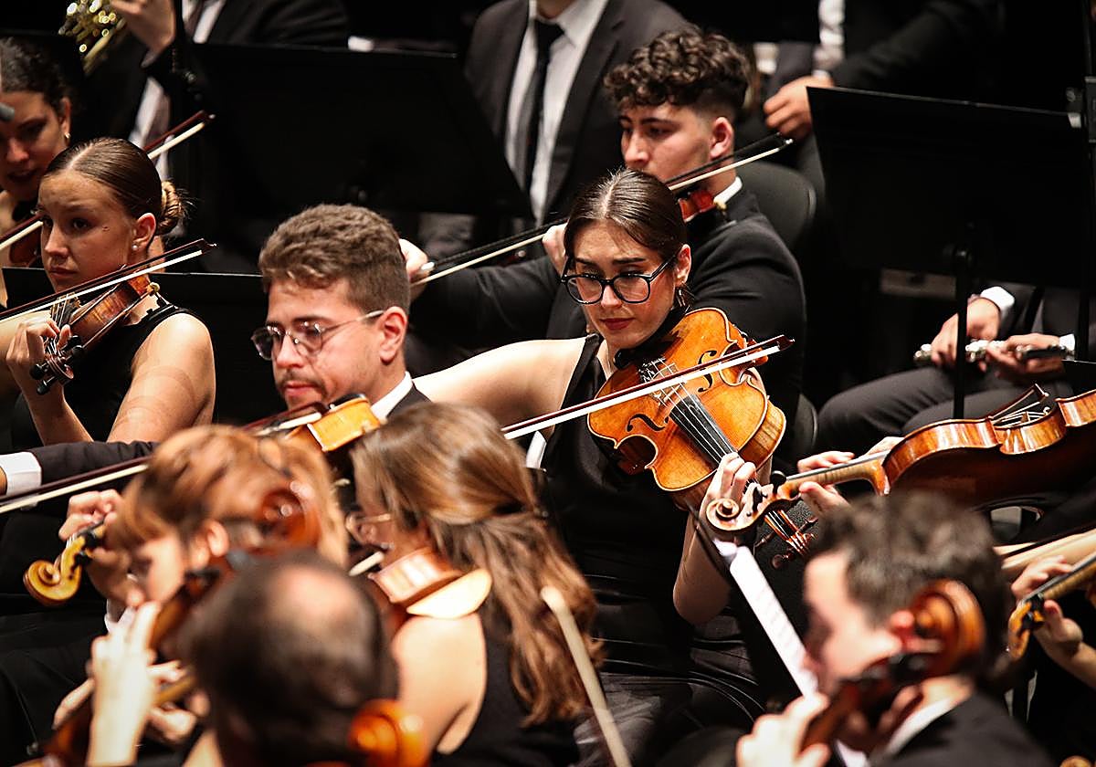 La Orquesta Ciudad de Almería brinda 'un empate' en genialidad en el 'Duelo de gigantes'