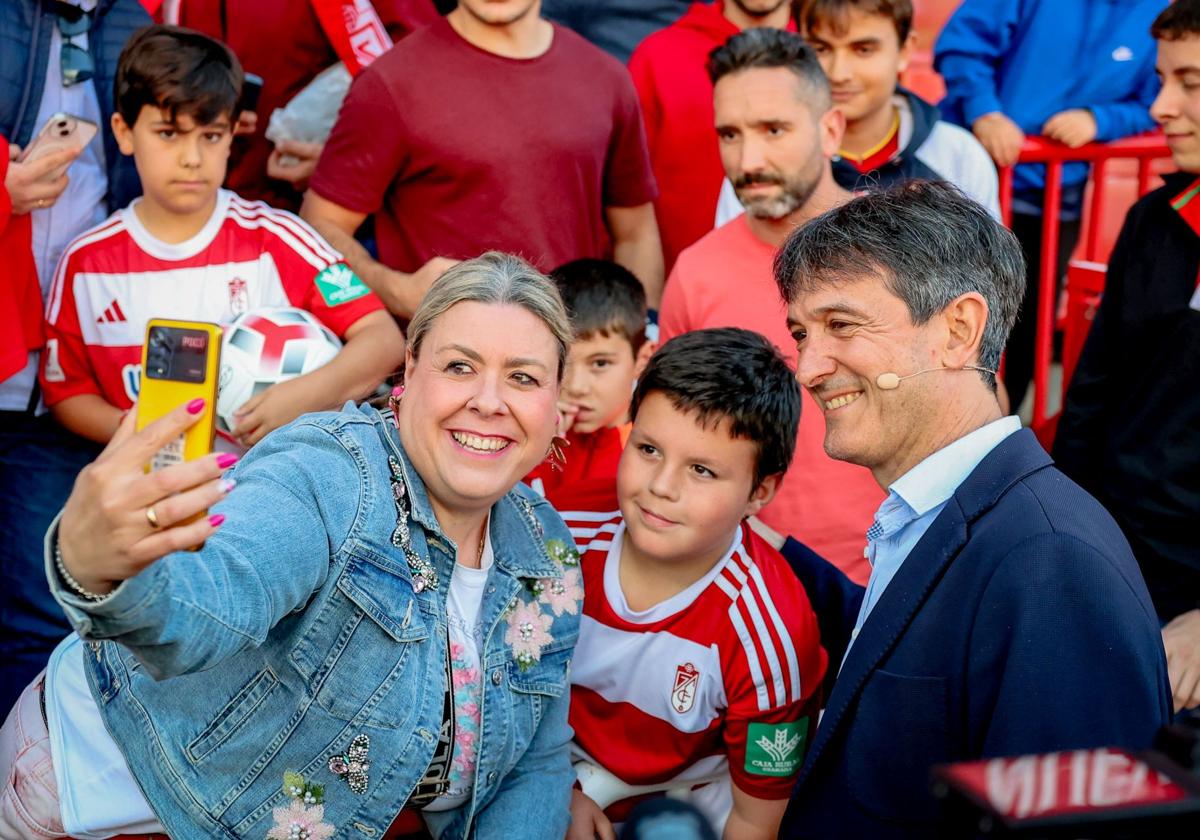 Pacheta se fotografía con aficionados en su presentación.