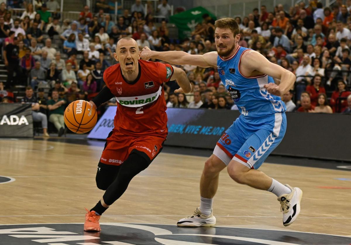 Jonathan Rousselle, con cara de sufrimiento en el partido ganado al Río Breogán.
