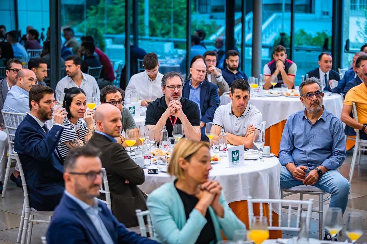 Las imágenes del desayuno informativo de IDEAL sobre la IA en la empresa