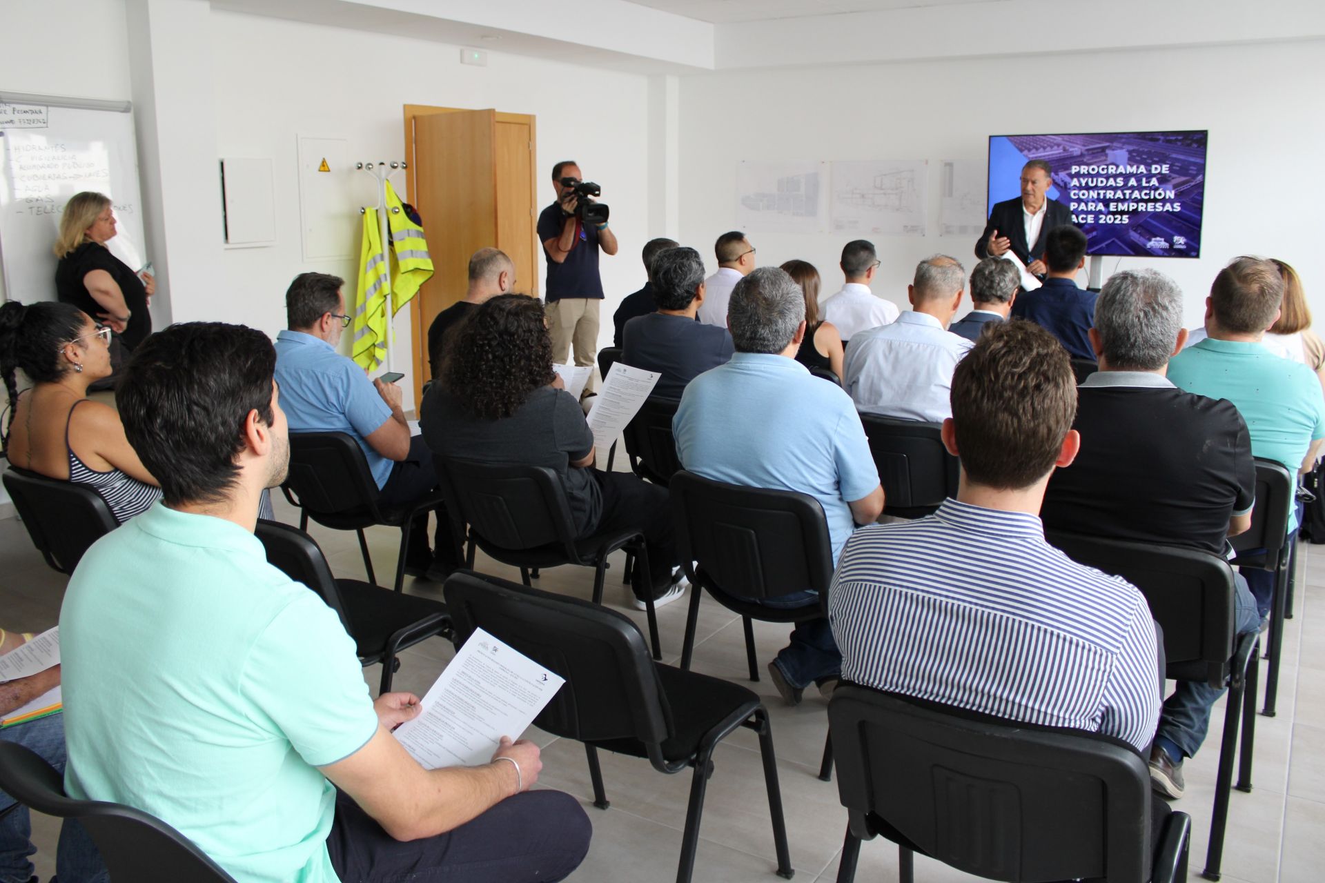 El concejal de Industria, Empresa y Empleo, Raúl Caro-Accino explica la nueva convocatoria de ayudas