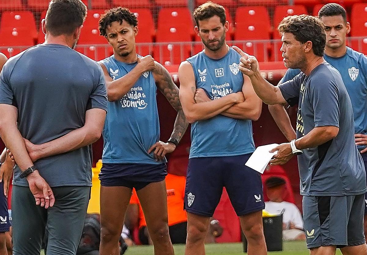 Rubi dialoga con sus jugadores en la preparación del partido de mañana.