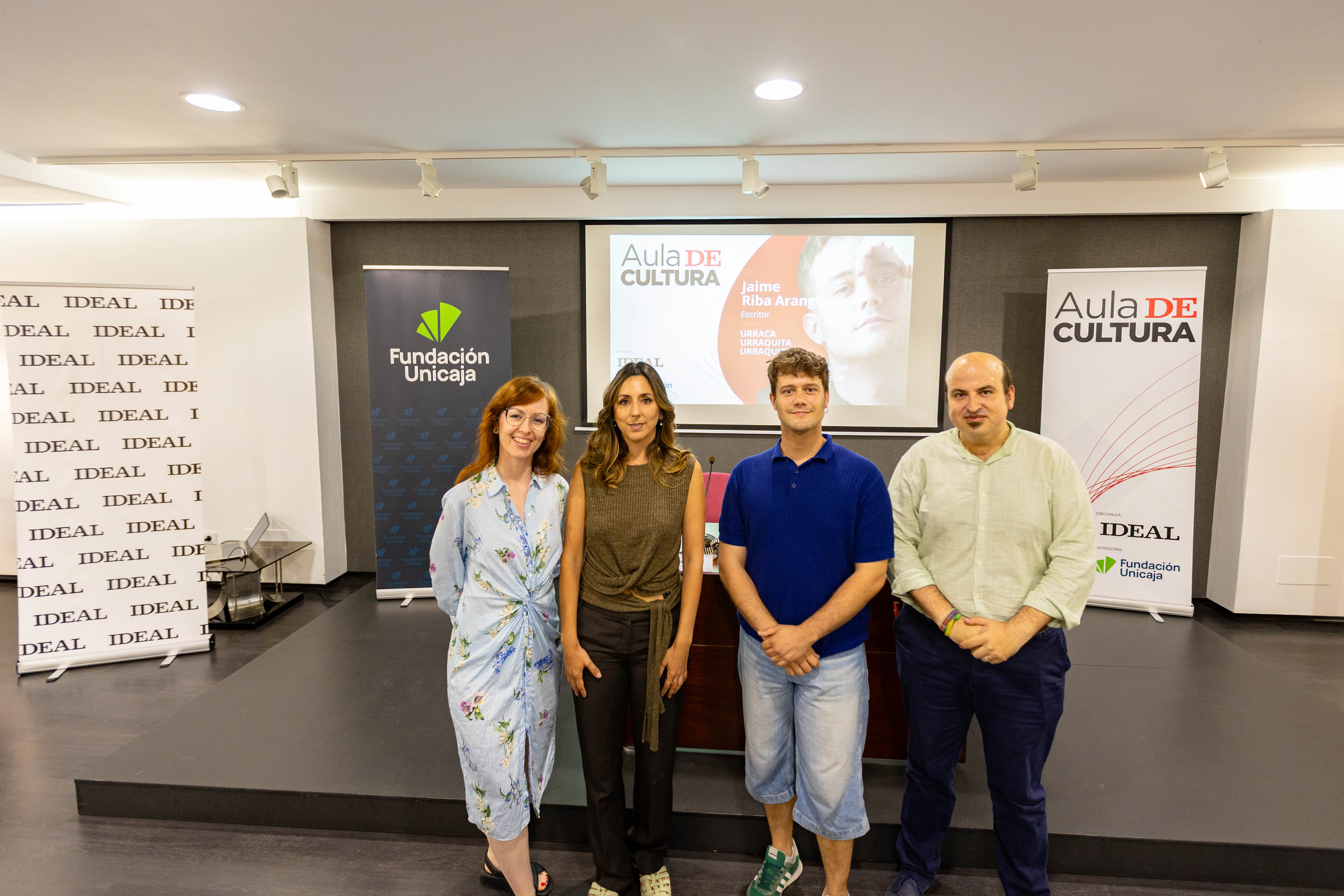 Imagen principal - «Nadie va a mirar Almería tan bonito como otro almeriense»