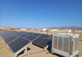 Equipo de climatización adiabática instalado en el terrado de un centro educativo de Almería.