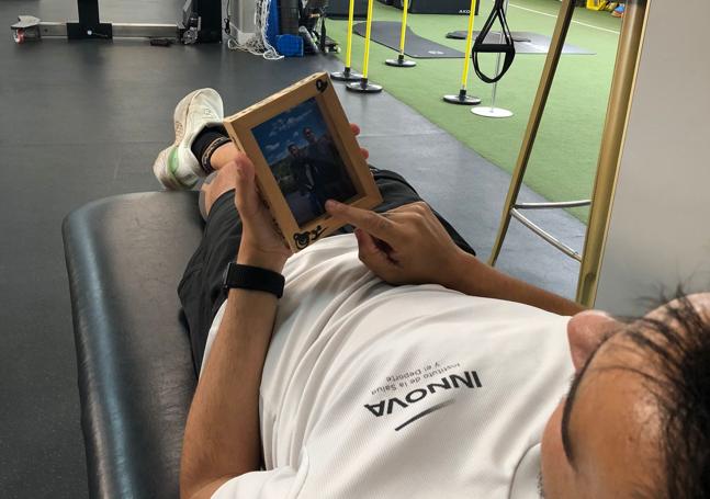 Iván, con su foto firmada