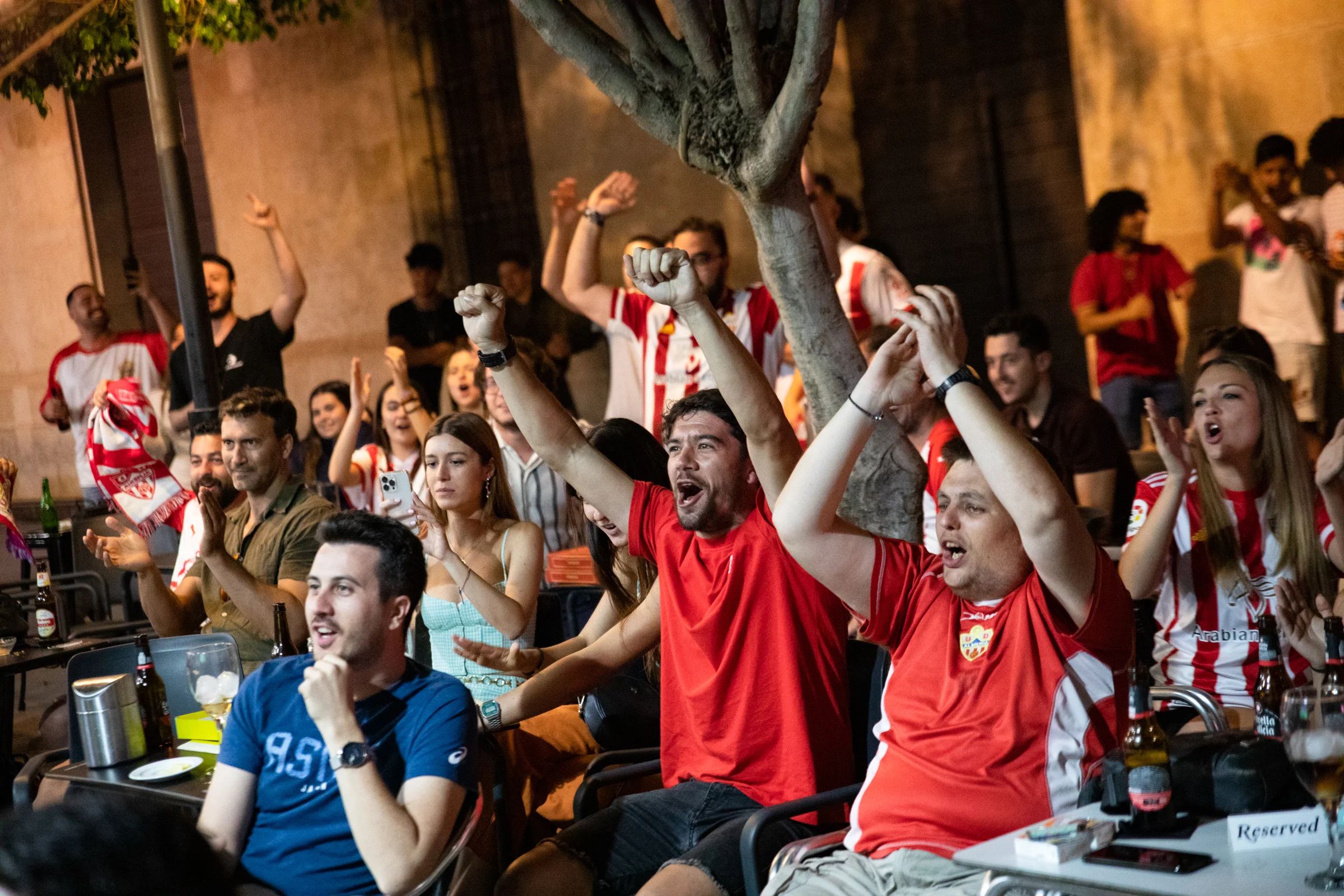 Imagen de archivo de una terraza en la que se sigue un partido de la UD Almería.