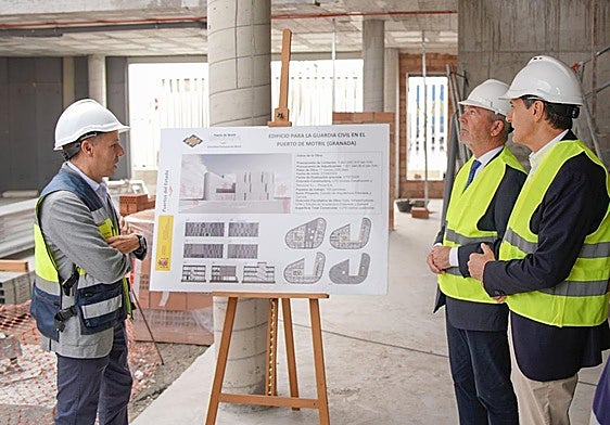 El delegado del Gobierno de España, Pedro Fernández, visita las obras del puerto.
