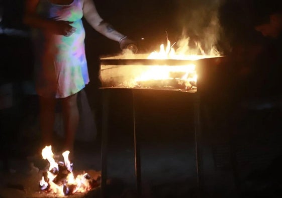 La víspera del 24 de junio se celebra la Noche de San Juan con las tradicionales hogares.