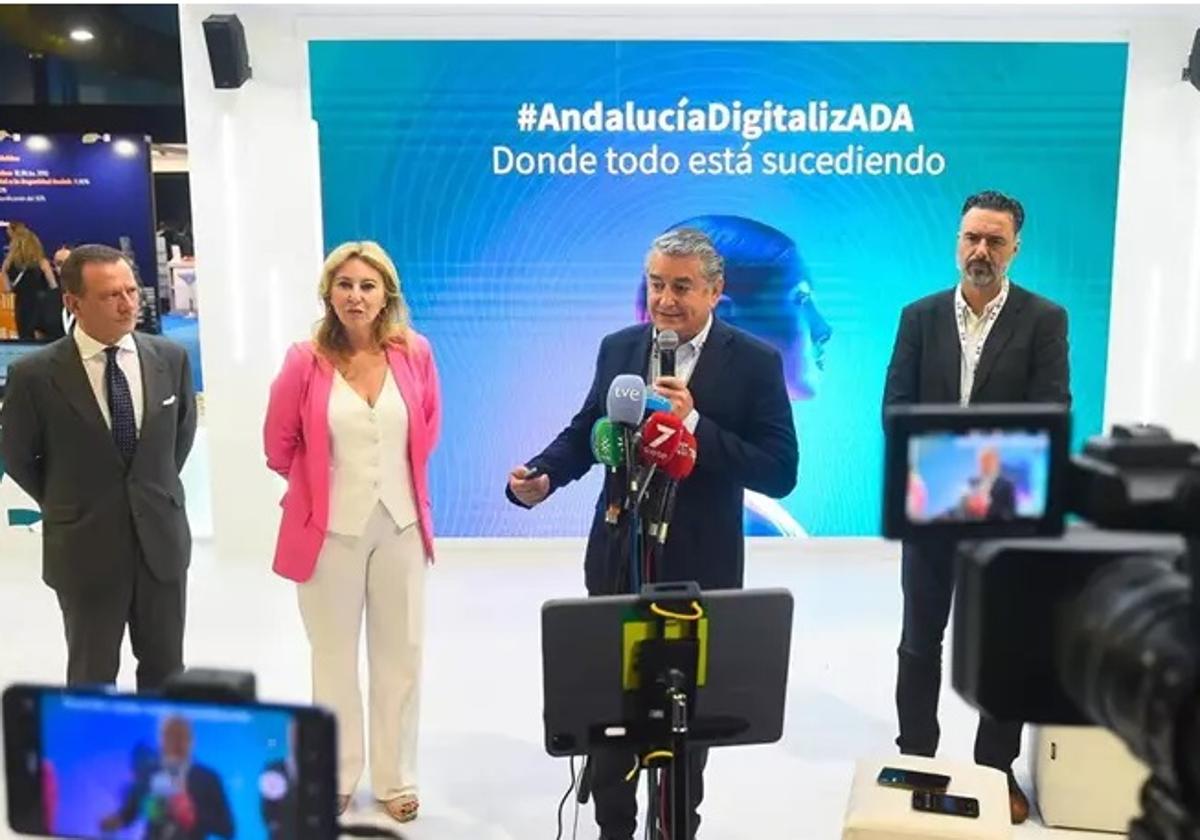 El consejero de Presidencia, Antonio Sanz, junto a la consejera de Economía Carolina España.