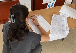 Una vecina firma para evitar el cierre de un aula de tres años.