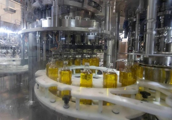 Una envasadora de aceite, en una imagen de archivo.