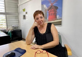 Pilar Vega en su despacho de la Escuela Oficial de Idiomas de Almería.