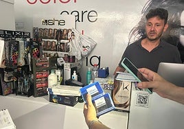 David alumbra con una linterna los productos por no tener luz