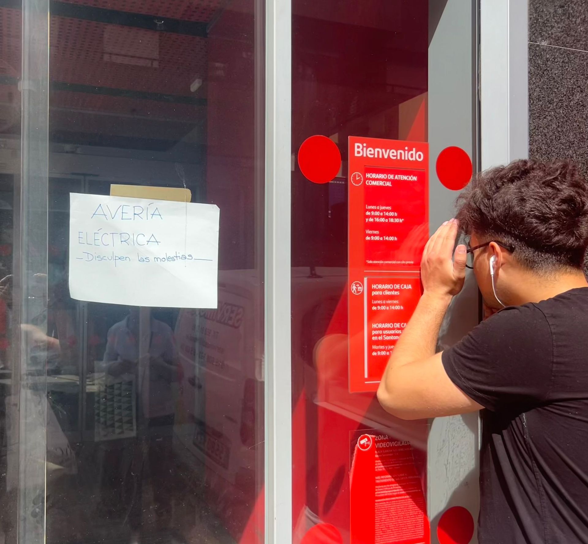 Establecimiento en la calle Trajano en el que aún no se ha restablecido el suministro eléctrico