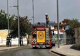 Bomberos actúan en la calle Rector Vida Soria tras un escape de gas.
