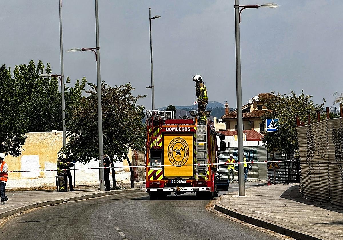 Bomberos actúan en la calle Rector Vida Soria tras un escape de gas.