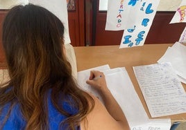 Una vecina firma para evitar el cierre de un aula.