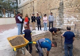 Imagen de archivo de una visita a los sondeos arqueológicos en los terrenos donde se prevé construir el Conservatorio Profesional de Danza