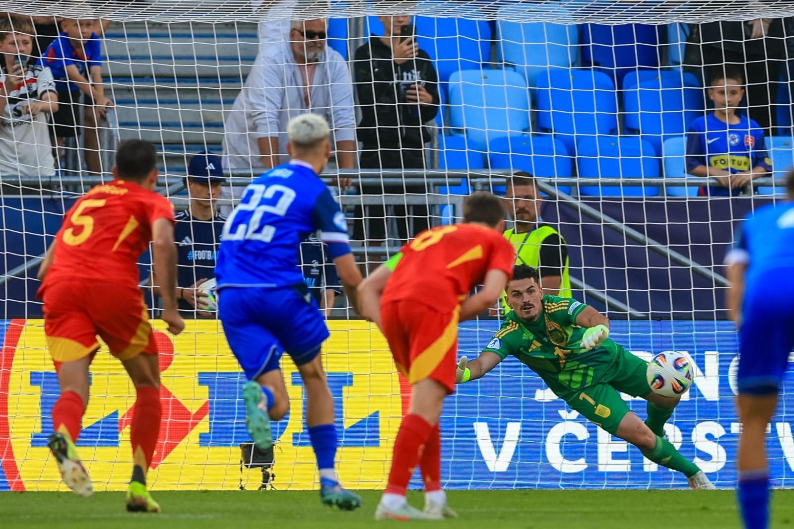 Alejandro Iturbe se estira para detener el penalti que le marcó Eslovaquia.