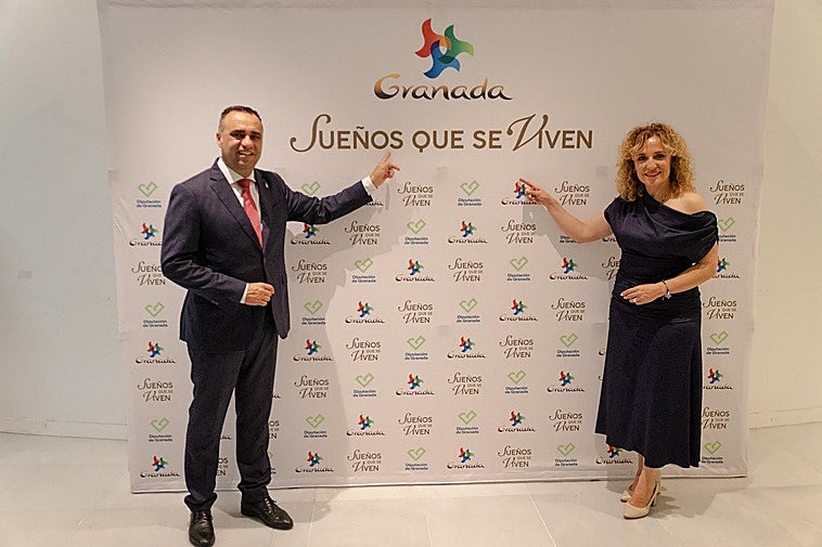 El presidente de la Diputación y la diputada de Turismo, durante la presentación.