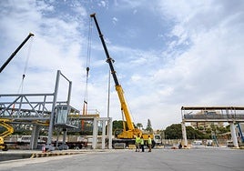 El Puerto de Almería instala la nueva pasarela en Ribera II en la que ha invertido 2,8 millones de euros