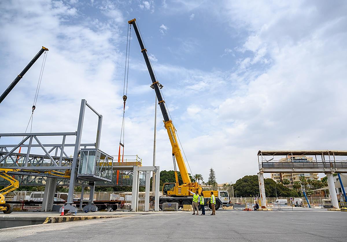 El Puerto de Almería instala la nueva pasarela en Ribera II en la que ha invertido 2,8 millones de euros