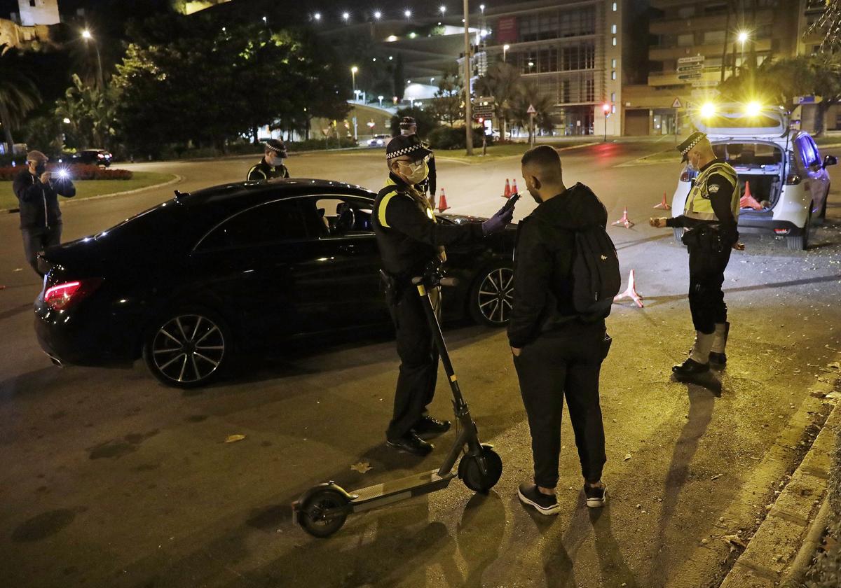 La Guardia Civil multa con 1.200 euros al conductor de un patinete...