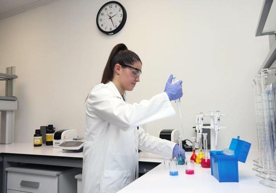 Una joven realiza prácticas en un laboratorio.