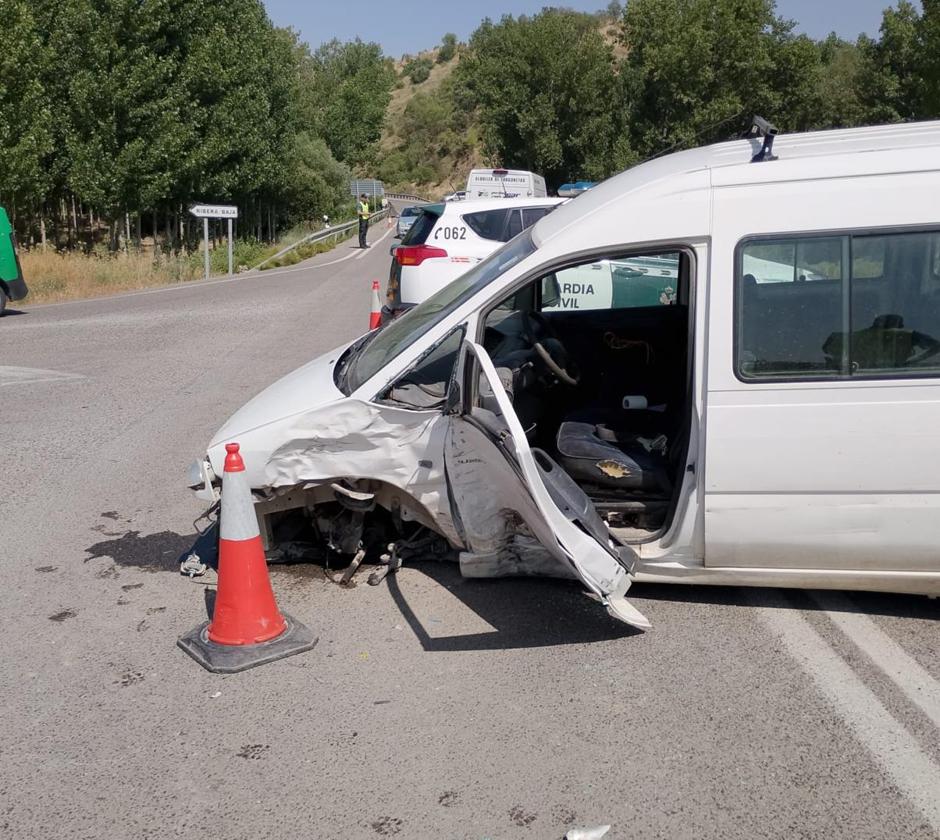 Estado de uno de los vehículos tras el accidente.