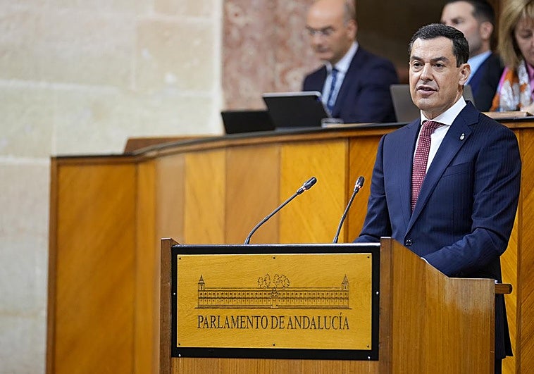 Juanma Moreno en el Parlamento de Andalucía.