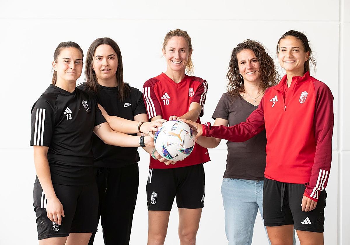 Andrea Romero, a la izquierda, con compañeras y excompañeras, en un reportaje con IDEAL.