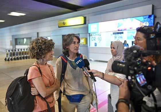 Ronte Alonso habla con los medios de comunicación al llegar a Barajas