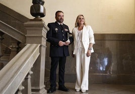 La alcaldesa de Granada, Marifrán Carazo, y el nuevo jefe de la Policía Local, Rafael Domingo Sánchez.