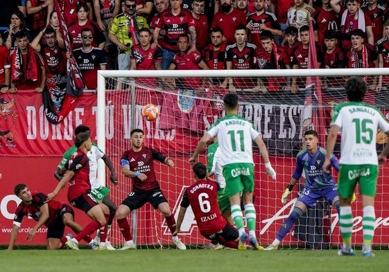 El Mirandés se carga al Racing y se jugará subir con el Oviedo