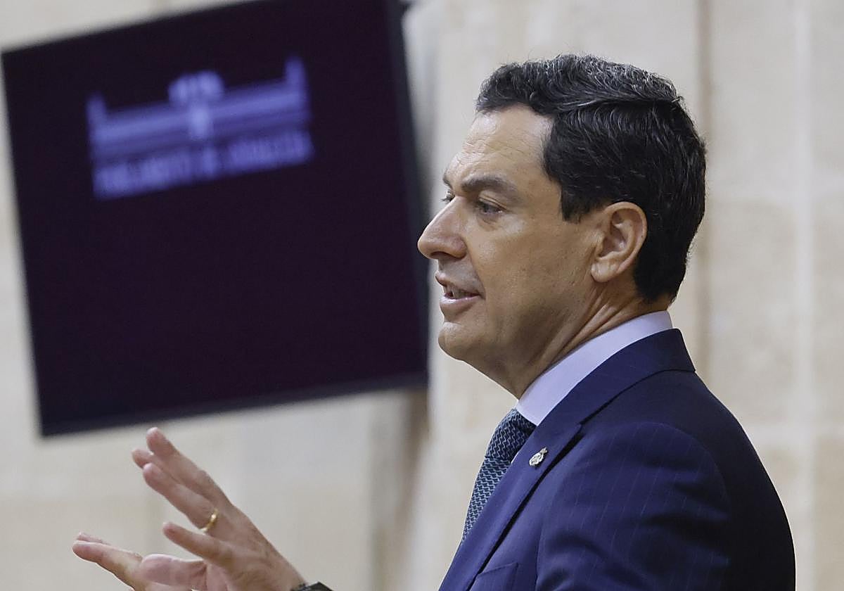 Juanma Moreno, en el Pleno del Parlamento este jueves