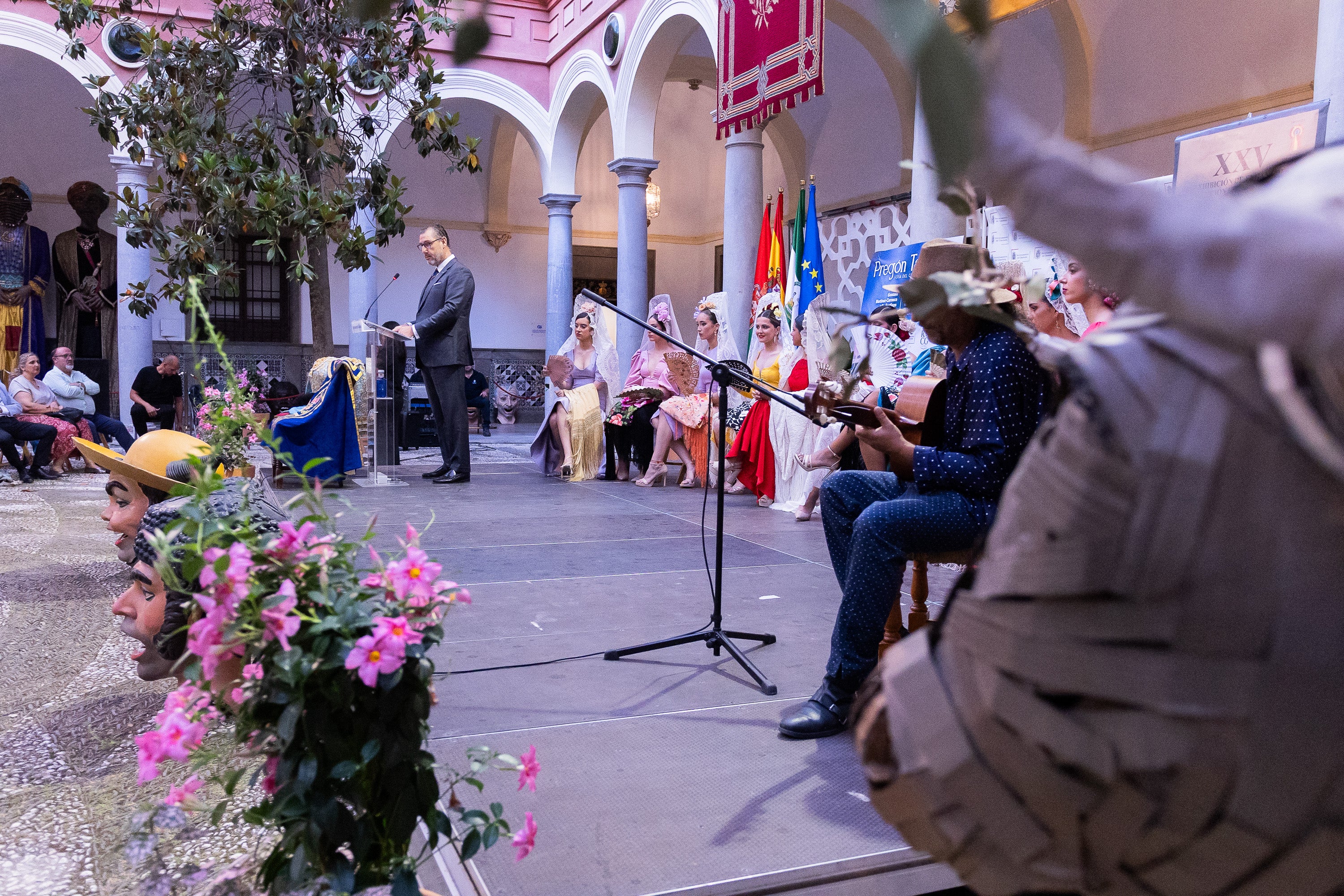 Un momento del pregón taurino celebrado anoche en el patio del Ayuntamiento de Granada.