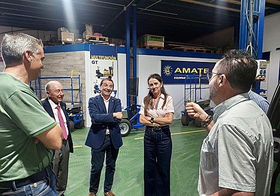 Visita de la delegada del Gobierno, Aránzazu Martín, a la empresa Carretillas Amate.