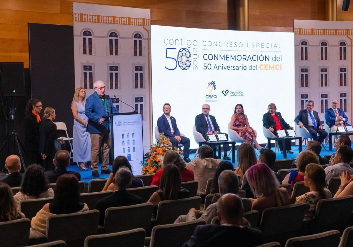 Acto de entrega de medallas por el 50 aniversario del CEMCI.