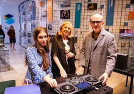 Marta España, María Elena Martín-Vivaldi y Antonio Castro, en la exposición 'Home Studio' en el Museo CajaGranada.