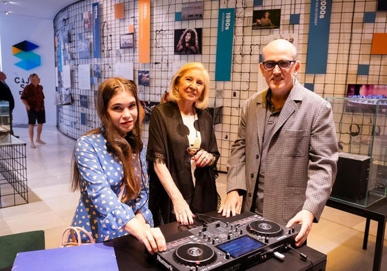 Marta España, María Elena Martín-Vivaldi y Antonio Castro, en la exposición 'Home Studio' en el Museo CajaGranada.