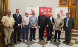 El obispo de Jaén, Sebastián Chico, junto a al equipo directivo de Cáritas y anteriores directores.