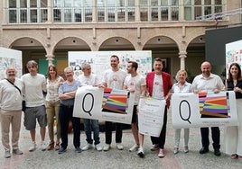Representantes del colectivo 'Q' con el alcalde de Cazorla, José Luis Olivares, y concejales.