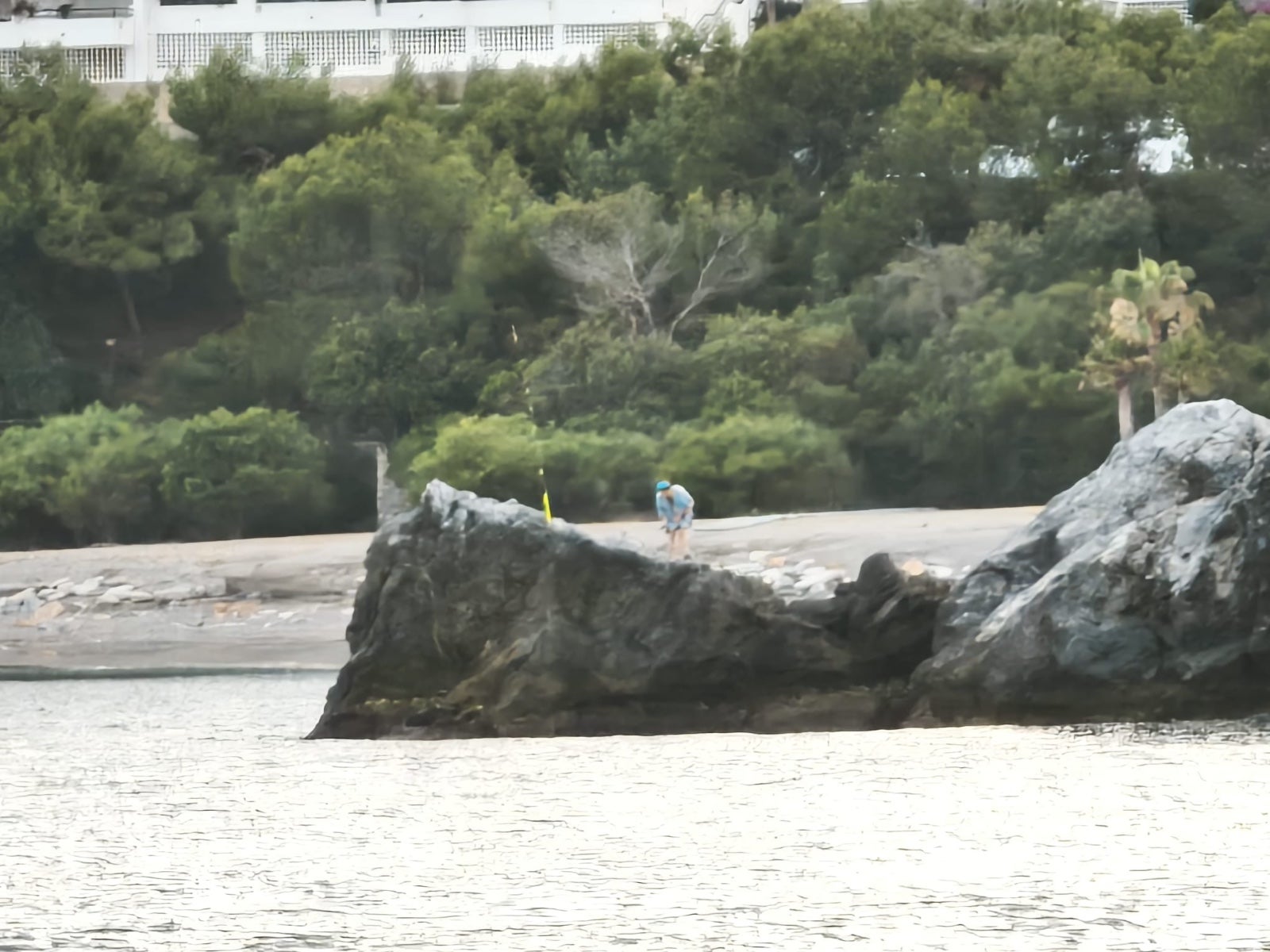 Una persona pesca en la Punta del Vapor de La Herradura, donde está prohibido.