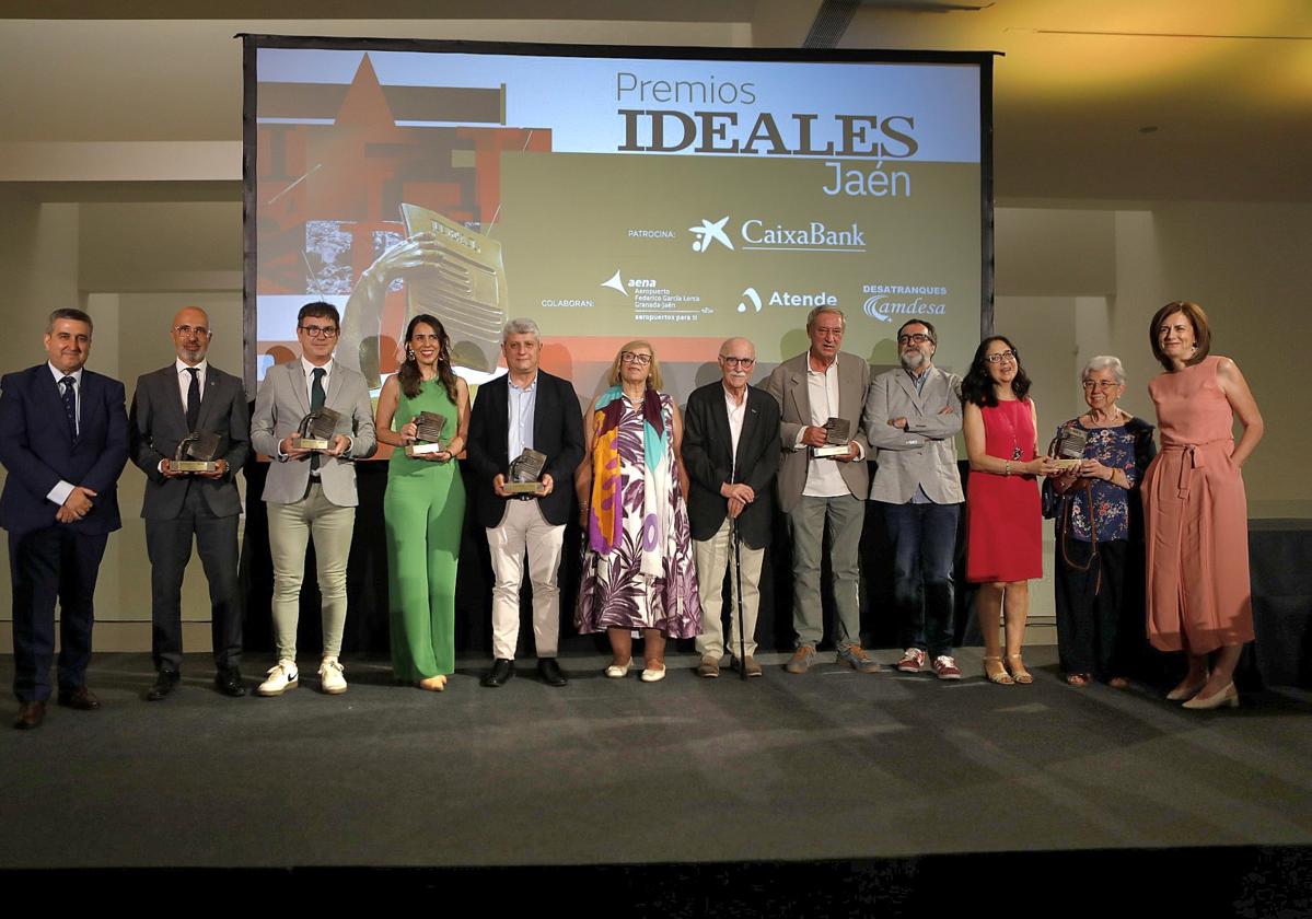 Foto de familia de los premiados en la gala de entrega de los premios IDEALES.